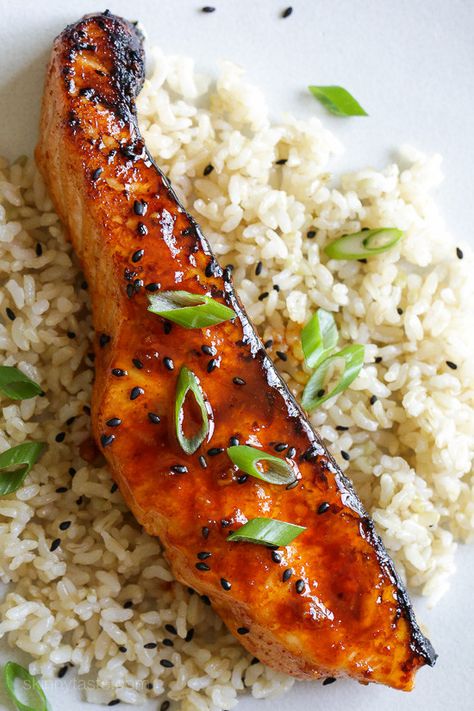 This quick and easy Korean-inspired salmon dish is cooked in the broiler, perfect for weeknight cooking because it takes less than 10 minutes to cook. Gochujang Recipe, Salmon Glaze Recipes, Salmon Dishes, Glazed Salmon, Skinny Taste Recipes, Food Tasting, Ww Recipes, Fish Dishes, Seafood Dishes