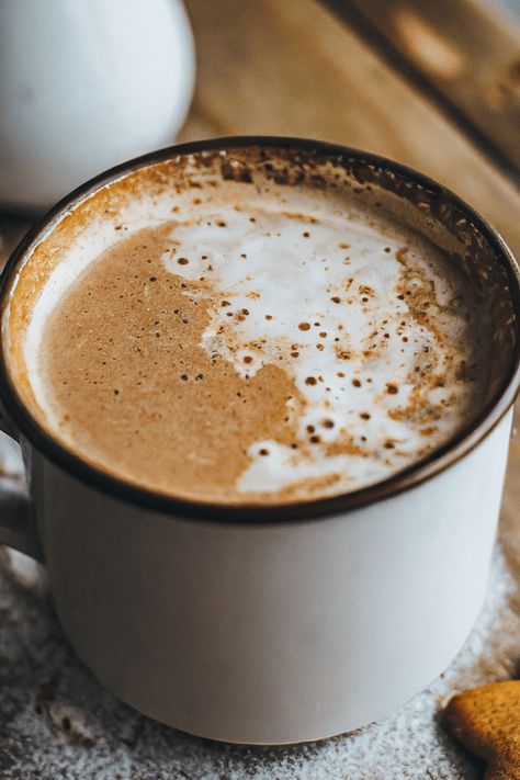 Almond Gingerbread Latte (Vegan!) Hot Drinks Ideas, Vegan Coffee Recipes, Coffee Recipe Ideas, Vegan Affogato, Fall Juices, Holiday Coffee Drinks, Autumn Drink, Dairy Free Coffee, Cozy Drinks