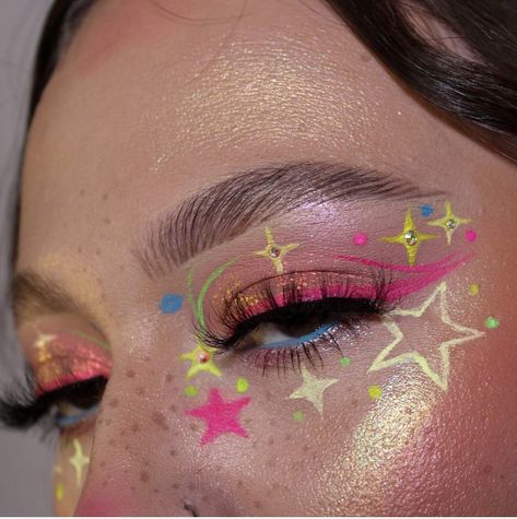 Fun Make Up Looks Eyeshadows, Multi Color Eyeshadow Looks, Makeup Looks Graphic Liner, Neon Party Makeup Ideas, Fun Graphic Liner, Fun Eyeliner Looks, Funky Eyeliner, Colorful Eyeshadow Looks, Make Up Aesthetic