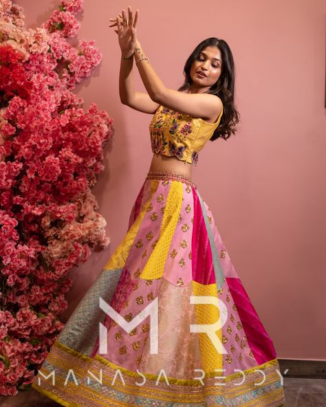 #pinkpastel #lehenga #banarasi #banarasilehenga #lehengadesigns #lehenga #fashion #wedding #weddingdress #weddingdressinspiration #ethnicwear #ethnicfashion Patchwork Lehenga, Lehenga Banarasi, Simple Kurta, Simple Kurta Designs, Lehenga Designs, Pink Pastel, Fashion Wedding, Wedding Outfits, Kurta Designs