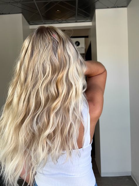 warm blonde hair Surfer Blonde, Beach Blonde Highlights, Surfer Girl Hair, Warm Blonde Highlights, Warm Blonde Hair, Surfer Hair, Blonde Hair With Bangs, Beach Blonde, Warm Blonde