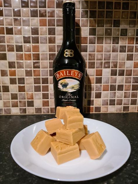 Bailey Fudge Recipe, Baileys Fudge Recipes Easy, Baileys Fudge Condensed Milk, Baileys Fudge Recipe, Yuletide Recipes, Carnation Recipes, Boozy Candy, Baileys Fudge, Boozy Cupcakes