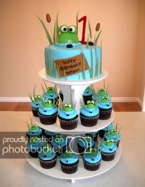 Cake Minimalist, Pond Cake, Cake With Cupcakes, Frog Cupcakes, Frog Birthday Party, Appetizers Healthy, Frog Cake, Custom Cupcake Toppers, Superbowl Appetizers