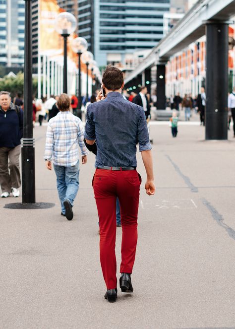 Men's Fashion Fabric Pants And Boots Outfit, Red Pants Men, Red Chinos, Masc Fashion, Smart Casual Menswear, Red Trousers, Men's Street Style, Mens Fashion Blog, Le Male