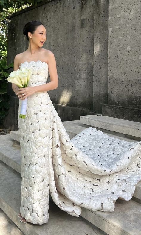 Hian Tjen Wedding Dress, Henna Dress, Elie Saab Wedding Dress, Plain Wedding Dress, Meghan Markle And Prince Harry, Haute Couture Wedding Dress, Simple Wedding Gowns, Western Wedding Dresses, White Wedding Gowns