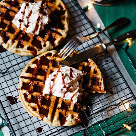 Earl Grey Waffles with Sweet Lucuma Coconut Cream Vegan Waffles, Vegan Breakfasts, Gluten Free Waffles, Yummy Healthy Breakfast, Best Vegetarian Recipes, Delicious Breakfast Recipes, Healthy Sweets Recipes, Waffle Recipes, Pancakes And Waffles