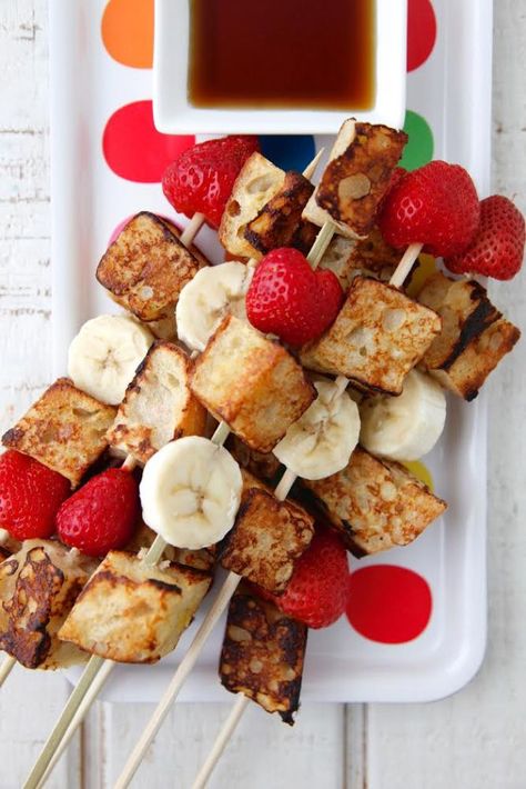 French Toast on a Stick from Weelicious French Toast Appetizer, Breakfast Food Party Ideas, French Toast Skewers, Breakfast On A Stick, Healthy Hot Breakfast Ideas, Brunch Appetizers For Party, Breakfast Skewers, Kid Friendly Brunch, Brunch Ideas For A Crowd