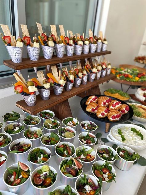 Graduation Party Ideas Centerpieces, Party Food Containers, Fingerfood Party, Party Food Buffet, Food Buffet, Catering Ideas Food, Charcuterie Inspiration, Party Food Platters, Charcuterie Recipes