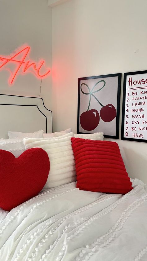 such cool dorm room inspo in this queen of hearts room! brooklyn cool girl vibes + natural lighting + red accents + fun posters + thrifty girl aesthetic! can't wait for my roommate and i to decorate our dorm room like this in college! Asu Dorm, Diy Room Decor Aesthetic, Hype Beast Room, Fsu Dorm, Nyu Dorm, Uni Accommodation, New Apartment Checklist, Luxury Dorm, College Room Ideas