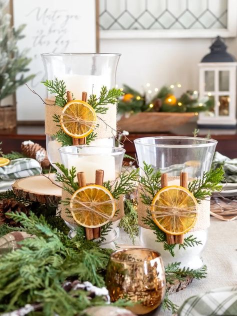 Simple And Natural Christmas Centerpiece Made With Dried Oranges - Midwest Life and Style Blog Tree Made Of Lights, Diy Christmas Centerpieces For Table, Farmhouse Christmas Diy, Elegant Christmas Centerpieces, Christmas Diy Crafts, Orange Centerpieces, Christmas Table Decorations Diy, Trendy Farmhouse, Christmas Tree Forest