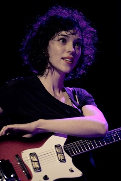 Annie Clark, 얼굴 드로잉, Guitar Girl, St Vincent, Human Poses, Music Aesthetic, Grunge Hair, 인물 사진, Pose Reference Photo