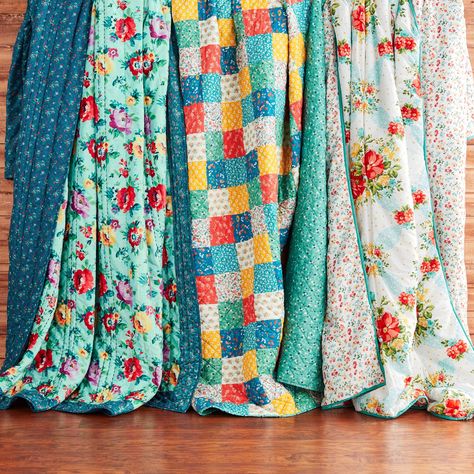 Quilt Patterns Using Pioneer Woman Fabric, Pioneer Woman Color Palette, Pioneer Woman Bedroom Ideas, Pioneer Woman Quilt Pattern, Pioneer Woman Fabric Quilt, Pioneer Woman Bedroom, Pioneer Woman Quilt, Pioneer Woman Kitchen Ideas, Pioneer Woman Bedding