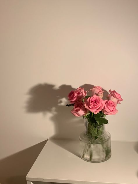 Roses In A Vase Aesthetic, Rose Vase Aesthetic, Aesthetic Flowers In Vase, Vsco Kitchen, Flowers In Vase Aesthetic, Pink Roses In Vase, Pink Flowers In A Vase, Flower Vase Aesthetic, Vase Bedroom