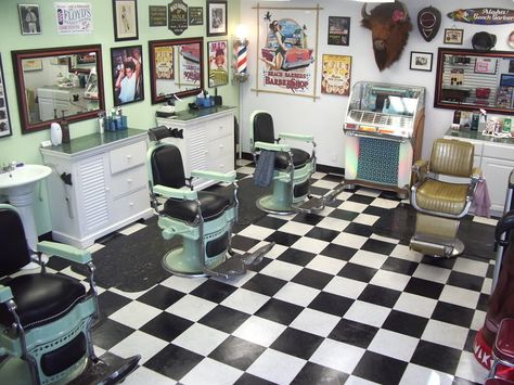 This is great.. dig the buffalo head and the juke box below... I also like the idea of having one offset colored chair like this gold chair. Old School Barber, Old Barber Shop, Traditional Barber Shop, Mint App, Old Barber Shop Vintage, Barber Shop Vintage Old School, Old School Barber Shop, Abandoned Barber Shop, Salon Software