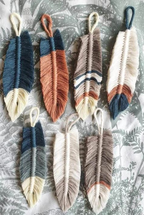 How To Make Poms Out Of Yarn, How To Make Macrame Leaves, Yarn Feathers Diy, Macrame Feathers Diy, Macrame Feather Diy, Boho Diy Crafts, Macrame Leaf Tutorial, Macrame Feather Tutorial, Yarn Feathers