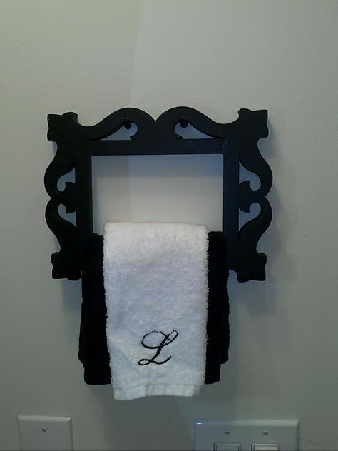 Turn a picture frame into a hand towel holder!.... I loved this picture frame but I droped it and broke part of the frame... So I just turned it into a towel holder and covered up the broken part w/ my hand towels for the half bath! Towel Hanger Diy, Country Bathrooms, Picnic Table Plans, Lake Ideas, Primitive Bathrooms, Burlap Wreaths, Hanger Diy, Bathroom Remodels, College Apartment Decor