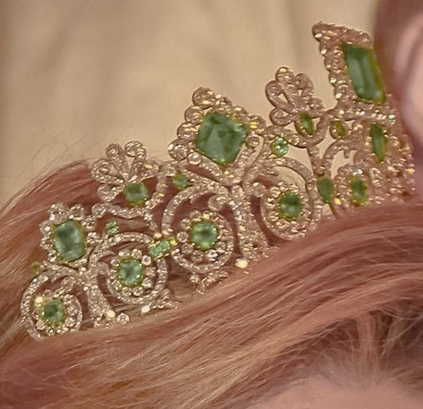 #green #aesthetic #crown #royal #royalcore #emerald #queen #princess Royal Core Aesthetic, Tin Wallet, Fox Aesthetic, Royalcore Aesthetic, Royalty Core, Once Upon A Broken, Stephanie Garber, Crown Aesthetic, Green Princess