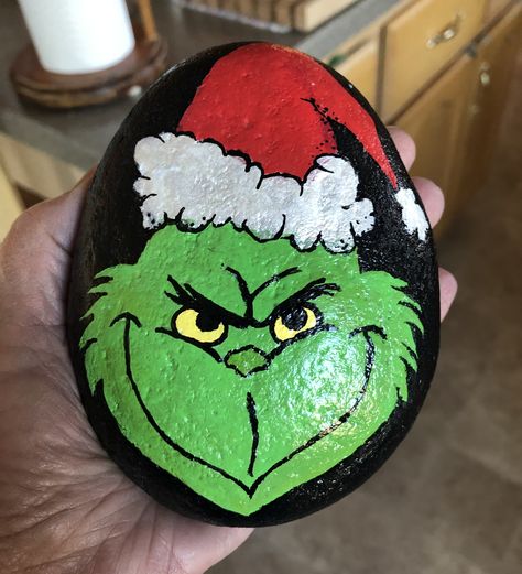 Grinch Rocks Painted, Grinch Rock Painting, Grinch Painted Rocks, Rock Painting Christmas, Christmas Rock Painting Ideas Easy, Beach Rock Art, Christmas Pebble Art, Garden Rock Art, Diy Rock Art