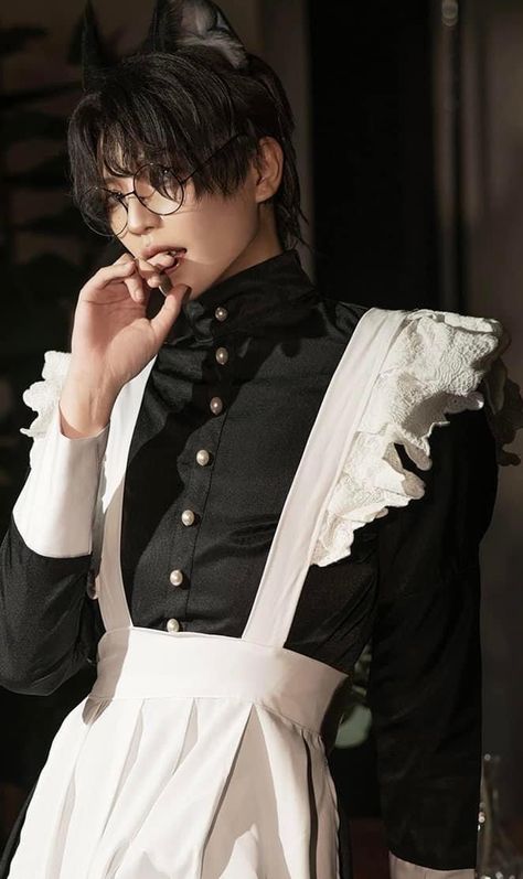 Maid Poses Reference, Male Maid, Mikki Kairi, Male Servant, Maid Uniform, Maid Cosplay, Boy Aesthetic, Male Characters, Maid Outfit