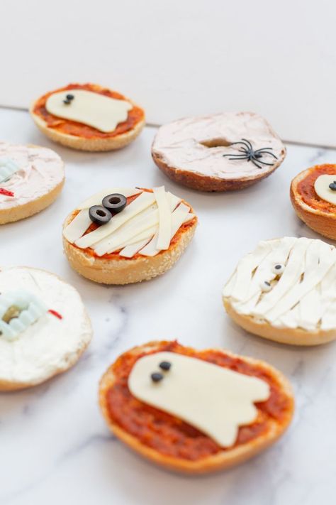 Halloween Bagels, Ghost Pizza, Ghosts For Halloween, Mummy Pizza, Halloween Pizza, Halloween Lunch, Halloween Breakfast, Pizza Bagels, White Cheese