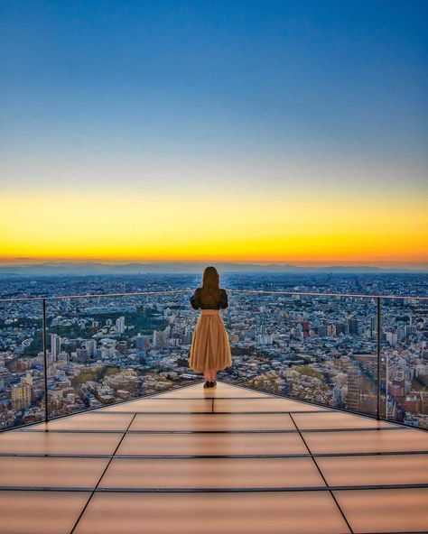 Tokyo Shibuya Sky, Shibuya Sky Aesthetic, Japan Photoshoot Aesthetic, Shibuya Sky Outfit, Shibuya Sky Photo Ideas, Shibuya Sky Pose, Universal Studios Japan Outfit, Tokyo Sunset, Japan Travel Outfit