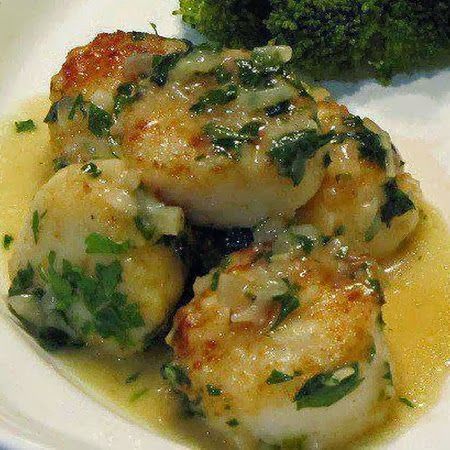 Scallops Provençal - They were incredibly simple to prepare, took less than 10 minutes to cook, and turned out like a truly gourmet meal | http://foodnetwork.com Recipes Scallops, Top Desserts, Seafood Scallops, Ombre Wall, Scallop Recipes, Think Food, Seafood Dinner, Idee Pasto Sano, Pan Seared