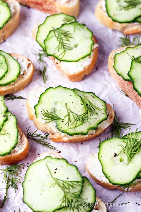 Cucumber Dill Crostini Recipe -- This incredibly easy appetizer is a bright, fresh addition to any party or gathering. Especially perfect for spring celebrations, this crostini is always the first thing to disappear. Dill Appetizer Recipes, Cucumber Appetizers With Cream Cheese, Cottage Appetizers, Cucumber Crostini, Appetizers Cucumber, Cucumber Snacks, Happy Hour Appetizers, Spring Soiree, Cucumber Appetizers