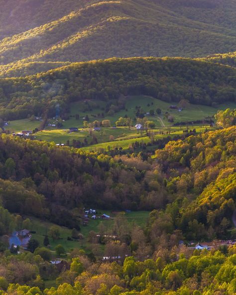 Farms and houses in the Shenandoah Valley, seen from Skyline Drive in Shenandoah National Park, Virginia. Virginia Mountains, Mountain Landscape Photography, Skyline Drive, Picture Places, Southern Life, Virginia Is For Lovers, Shenandoah Valley, Shenandoah National Park, Photography Fine Art