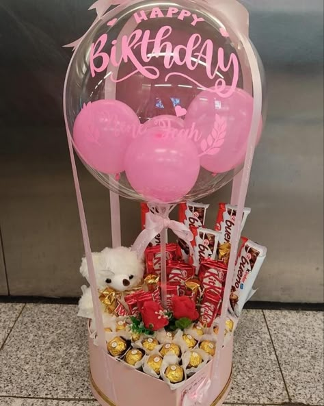 🌸🩷🌸🩷🌸🩷 Hot Air Balloon Gift, Pink Gift Basket, Creative Valentines Day Ideas, Balloon Bouquet Diy, Candy Bouquet Diy, Valentine Gift Baskets, Valentines Balloons, Balloon Box, Birthday Hampers