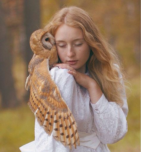 Girl with an owl on her shoulder Live Animals, Animal Illustrations, Surrealism Photography, Jolie Photo, 인물 사진, Exotic Pets, Beautiful Creatures, Beautiful Birds, Animal Photography