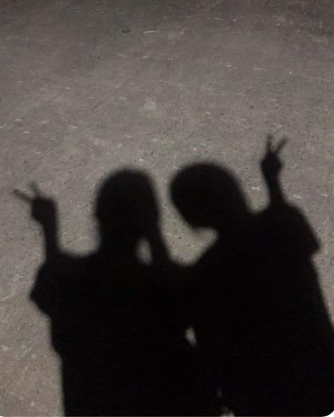 Shadow Poses With Friends, Shadow Friends Photo, Black And White Best Friends Aesthetic, Fake Pictures With Friends Night Snap, Two Girls Shadow Aesthetic, Friends Shadow Aesthetic, Friends Shadow Pictures, Shadow Pictures Night, Fake Pictures Friends