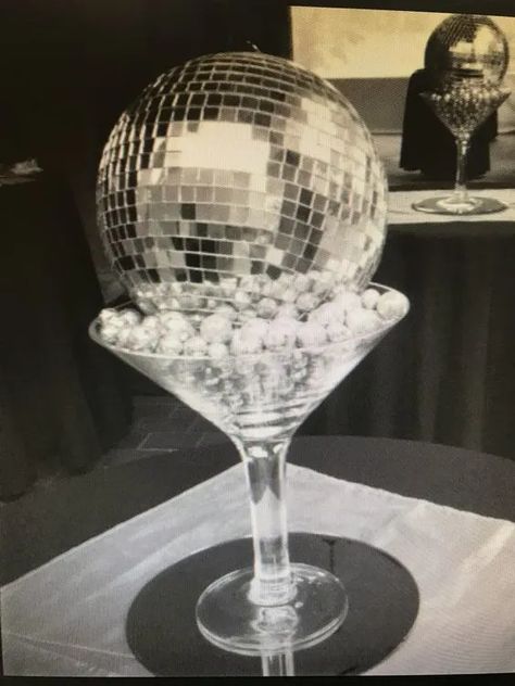 70s Table Decorations, Disco Party Table Decorations, Disco Table Decorations, New Years Eve Centerpiece, Disco Party Centerpiece Ideas, Disco Prom Theme, Disco Ball Centerpiece Ideas, Festa Rock Roll, Soul Train Party