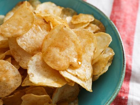 An undeniable excess, these salted potato chips are coated in honey butter with a smoky kick of chipotle chili powder. Honey Butter Chips, Best Potato Chips, Salt And Vinegar Potatoes, Potato Chip Recipes, Butter Potatoes, Healthy Snacks To Make, Salt And Vinegar, Cheese Dishes, Chips Recipe