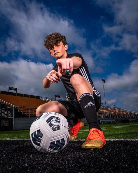 Soccer Team Pics Ideas, Soccer Pics Boys, Senior Soccer Picture Ideas For Guys, Cool Soccer Pictures, Senior Soccer Photoshoot, Soccer Team Photo Ideas, Media Day Poses Soccer Men, Boys Senior Picture Ideas Soccer, Boys Soccer Senior Pictures