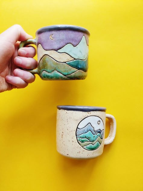 Ceramic Mug Mountains, Ceramic Pottery Beginners, Ceramic Mountain Mug, Mug Pottery Ideas, Ceramics For Beginners, Sgraffito Mug, Ceramic Mugs Designs Creative, Mug Painting Ideas Diy, Ceramic Mug Ideas