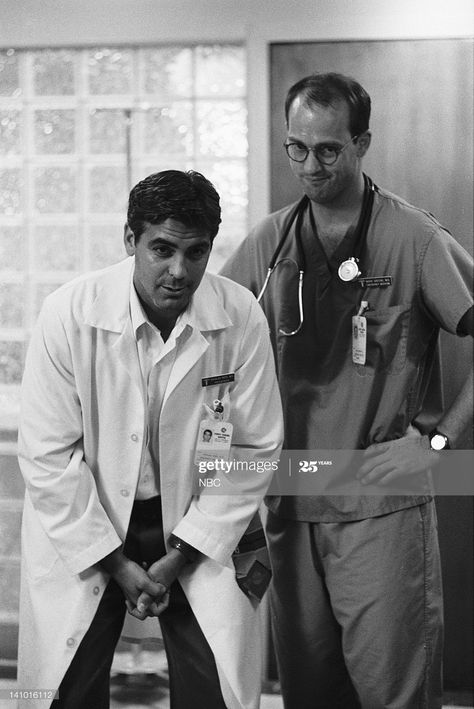 Dr. Doug Ross (George Clooney) and Dr. Mark Green (Anthony Edwards) in ER George Clooney 90s, George Clooney Er, Er Tv Show, Doug Ross, Er Show, 90s Tv Shows, Kristin Kreuk, Dark Academia Fashion, Anthony Edwards