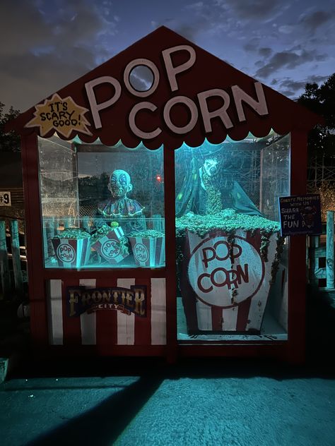 Diy Funhouse Halloween, Scary Farm Halloween Decorations, Diy Carnevil Halloween, Haunted Hayride Ideas, Scary Halloween Diy, Halloween Carnival Ideas, Diy Halloween Fog, Carnival Haunted House, Witch Display