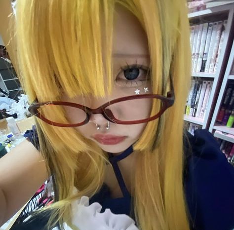 Heir Style, Hello Kitty Videos, Doll Eye Makeup, Gyaru Fashion, Yellow Hair, Pose Reference Photo, Pretty Selfies, Pretty Makeup, Visual Kei