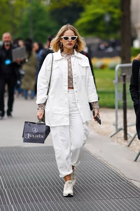 With a White Oversize Denim Jacket, Crop Top, and White Sneakers White Denim Jacket Outfit, Oversized Jacket Outfit, Oversized Denim Jacket Outfit, White Jacket Outfit, Black Denim Midi Skirt, Double Denim Looks, Jeans Trend, Elegante Y Chic, Jean Jacket Outfits