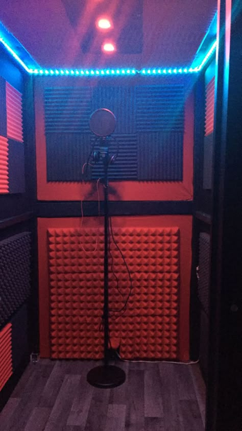 Apartment Music Studio, Music Studio Room Home, Recording Studio Background, Studio Music Room, Studio Room Design, Vocal Booth, Music Room Design, Recording Booth, Home Recording Studio Setup