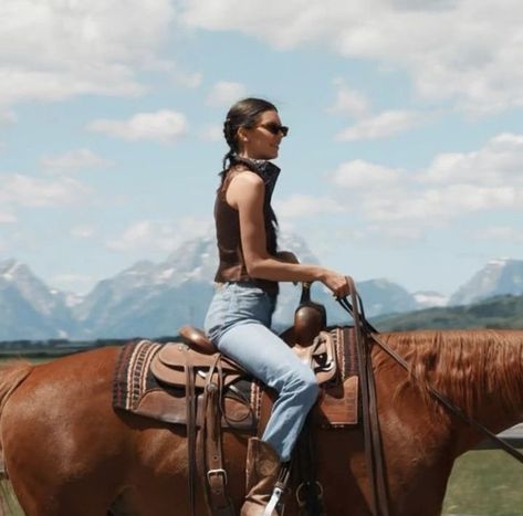 Kendall Jenner Wyoming, Kendall Jenner Horses, Kendall Jenner Country, Kendall Jenner Cowgirl, Horseback Riding Aesthetic, Western Riding Clothes, Ranch Outfits, Horseback Riding Outfits, Horse Riding Outfit