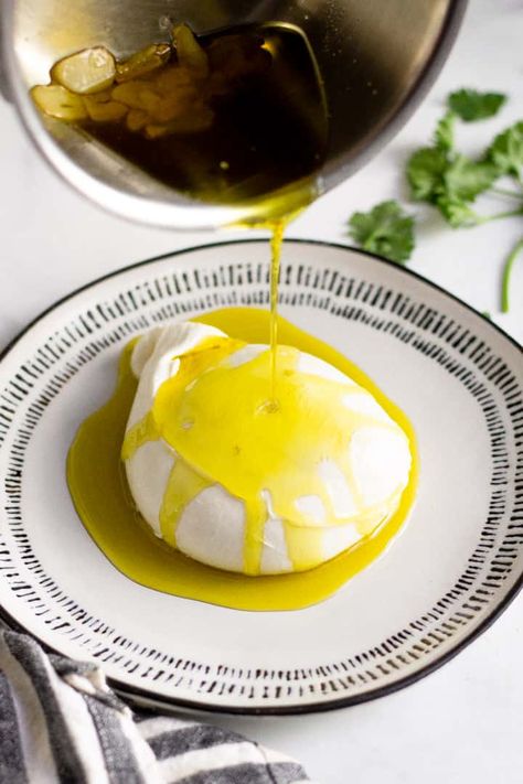 Easy Burrata Appetizer with Garlic Olive Oil | Quick, easy and delicious. This burrata appetizer takes about 10 minutes to prepare with just 5 simple ingredients. It's the easiest party appetizer you've ever made and you won't believe how delicious this classic flavor combination is! Burrata Olive Oil, Burrata Appetizer Simple, Burrata Appetizer, Dinner Party Entrees, Party Entrees, Thanksgiving Charcuterie, Cheesy Appetizer, Night Recipes, Elegant Food