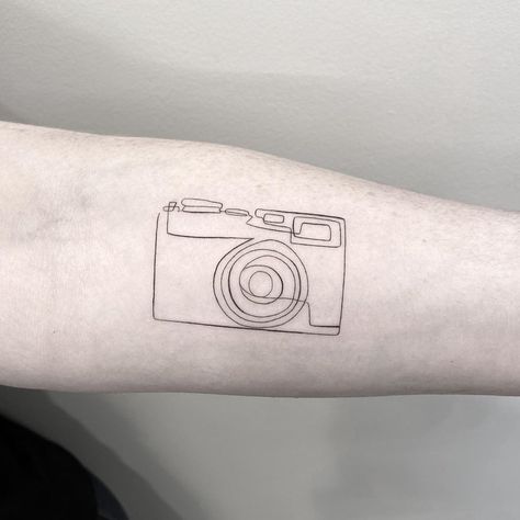 Camera Line Tattoo, Small Camera Tattoo, Photographer Tattoo Ideas, Aperture Tattoo, Polaroid Tattoo, Rib Tattoos Words, Arm Quote Tattoos, Camera Tattoo Design, Photographer Tattoo