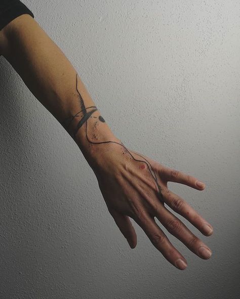 Underarm Tattoo, Hand And Finger Tattoos, Forarm Tattoos, Handpoke Tattoo, Hand Tattoos For Women, Arm Band Tattoo, Small Hand Tattoos, Tattoo Feminina, Spine Tattoos