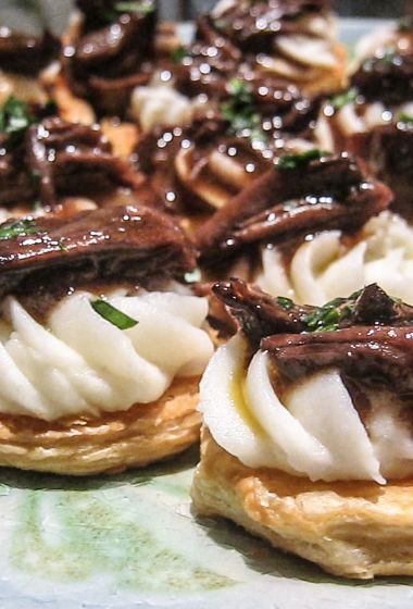 Braised Short-Rib Bites - Flip Flop Foodies Short Rib Appetizer, Rib Appetizers, Ribs Appetizer, Sushi Taco, Brunch Burger, Sandwich Sides, Pastry Appetizer, Parmesan Cheese Potatoes, Elegant Appetizers