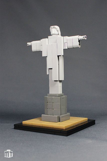 Cristo Redentor | The Brothers Brick | LEGO Blog Brick Lego, Lego Sculptures, Micro Lego, Lego Craft, Lego Creative, Lego Pictures, Lego Room, Lego News, Architecture Ideas