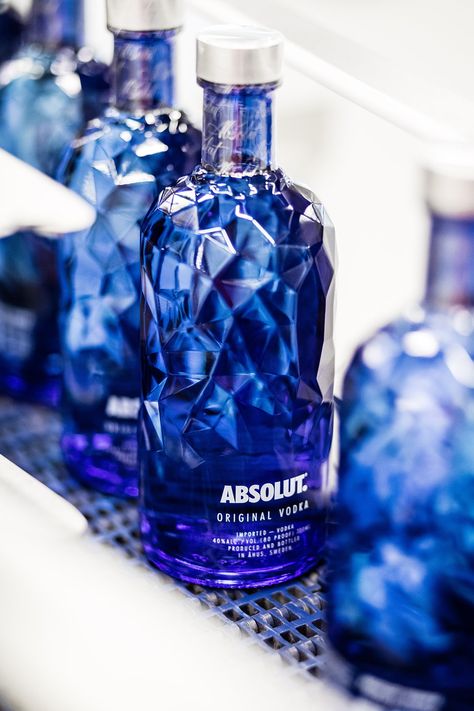 Absolut Facet Limited Edition Bottle Vodka Snapchat, Vodka Redbull, Pink Vodka, Bottles Packaging, Pretty Alcoholic Drinks, Whiskey Flask, Vodka Brands, Bottle Design Packaging, Alcohol Packaging