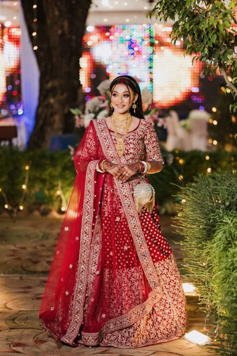 Bengali Bride Lehenga Look, Bengali Wedding Lehenga, Bengali Lehenga, Bengali Bride Reception Look Lehenga, Bengali Engagement Look, Newly Married Look Indian, Newly Married Saree Look, Bengali Bride Saree, Bengali Reception Look