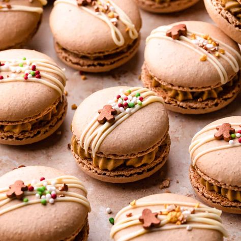 Gingerbread Macarons Chocolate Peppermint Macarons, Peppermint Macarons Recipe, Gingerbread Macarons Recipe, Sugar Cookie Macarons, Winter Macaron Flavors, Holiday Macarons Flavors, Christmas Macarons Recipe, Christmas Macarons Flavors, Winter Macarons