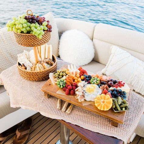 Table Settings Yacht, Charcuterie Shots, Yacht Table Decor, Boat Birthday Party Ideas Decoration, Yacht Decorating Ideas, Yacht Food, Luxury Yacht Party, Boat Birthday, Yacht Aesthetic